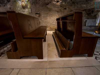 Sul pavimento originale composto da tessere a mosaico, sono poi disposte dodici panche. Al di sotto delle prime due si trovano le tombe che conservavano i resti di san Corrado e di un altro frate